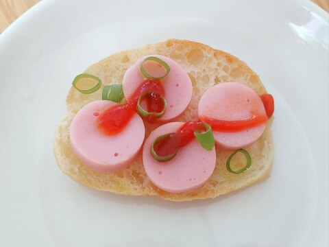 魚肉ソーセージと小ねぎのケチャップトースト